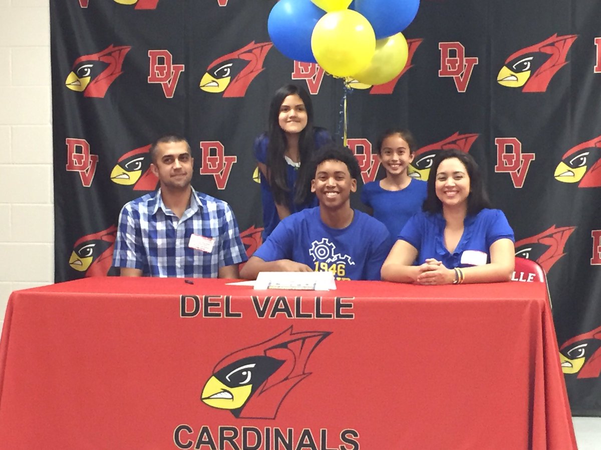 John_Foster12's tweet photo. Proud to announce that I have signed with LeTourneau University and will be playing basketball next fall✨♨️🏀🐝🐝 https://t.co/Ib49RGhNqI