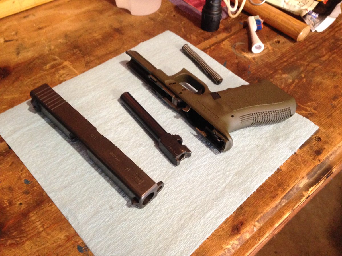 MOfeldt's tweet photo. Cleaning time.. #glock17 #GFPproject https://t.co/mBbg1NQZe4