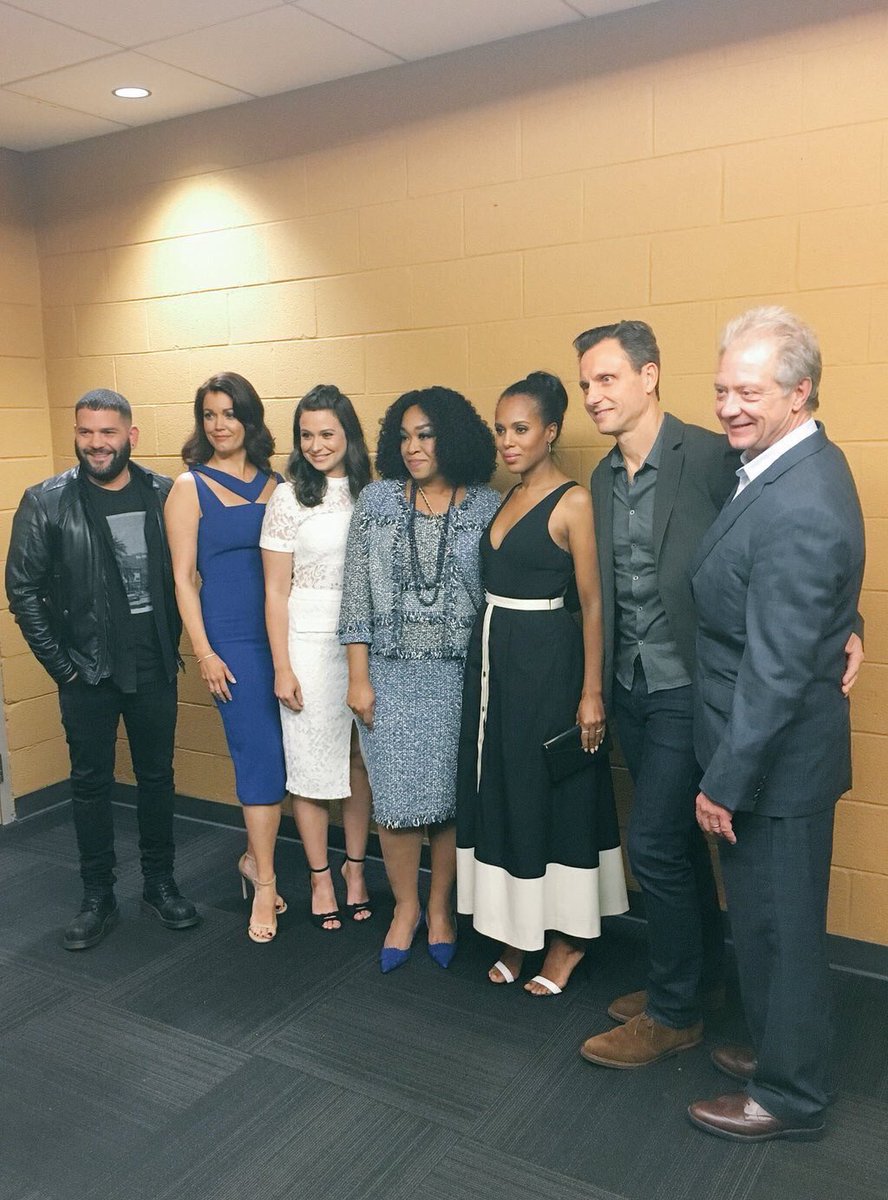 Janickaa's tweet photo. They are here 😃 #SCANDALatSI https://t.co/FJtVQQdJiO