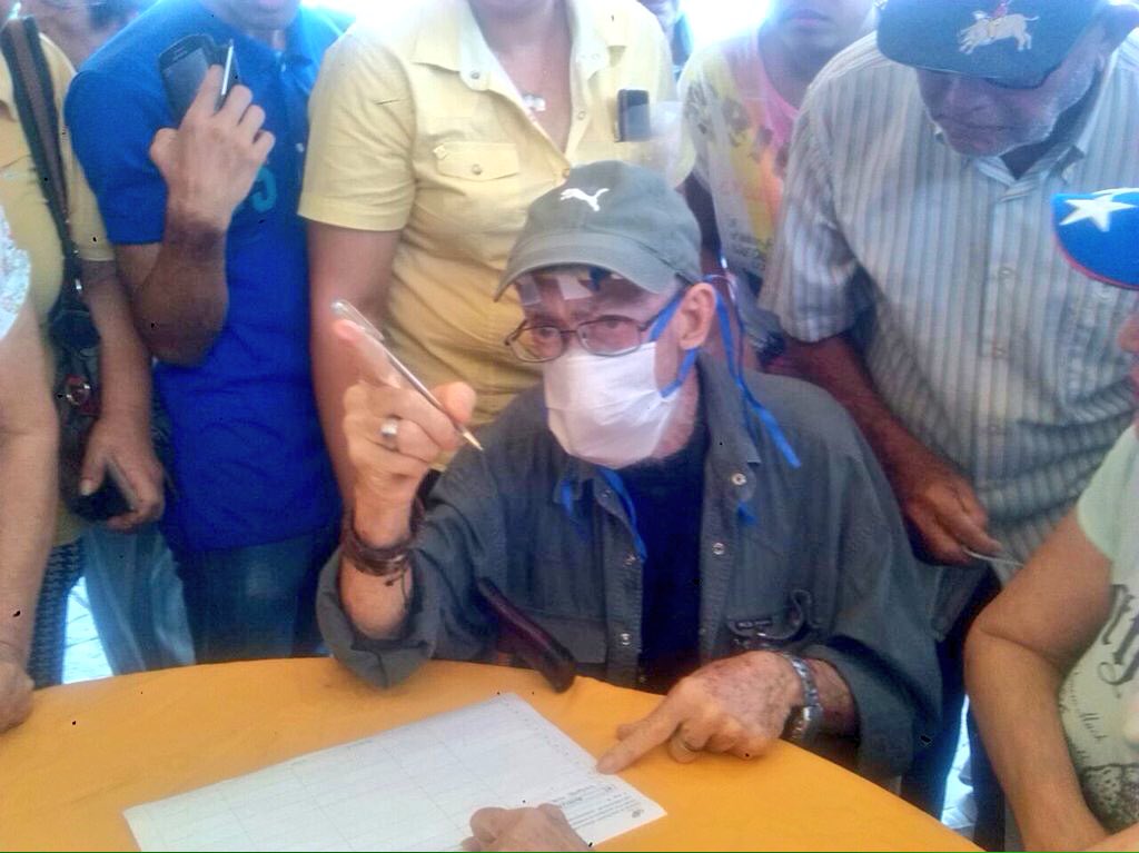 comandoSBMcbo's tweet photo. Valiente hombre! #YoFirmoYoRevoco basta la falta de medicamentos https://t.co/6dBOkE6U8e