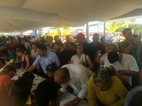 comandoSBMcbo's tweet photo. Qué no se acaben los bolígrafos #Maracaibo dice #YoFirmoYoRevoco https://t.co/xRaYMEn4G6