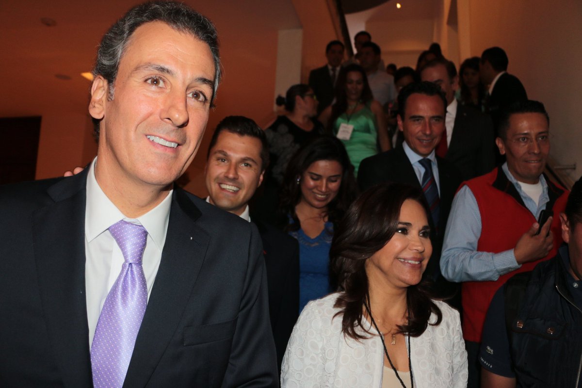 pepechedrauimx's tweet photo. Acompañando a nuestra candidata @SoyBlancaAlcala a la comida anual del club de empresarios de Puebla. https://t.co/AOLanTd8HA