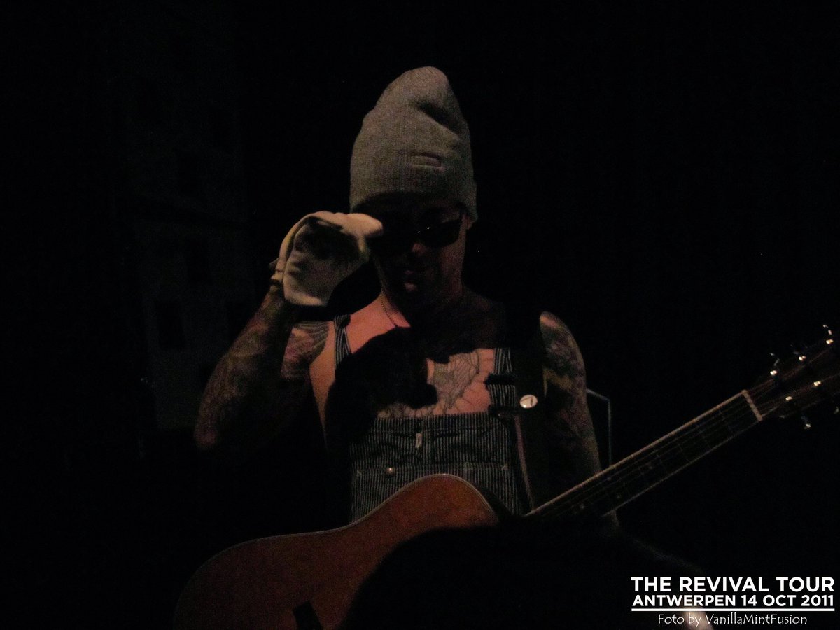 VanillaMintF's tweet photo. @TheRevivalTour award for most interesting Revival Tour outfit goes to @hausedave in #Antwerp2011 https://t.co/zYsDukdFAE