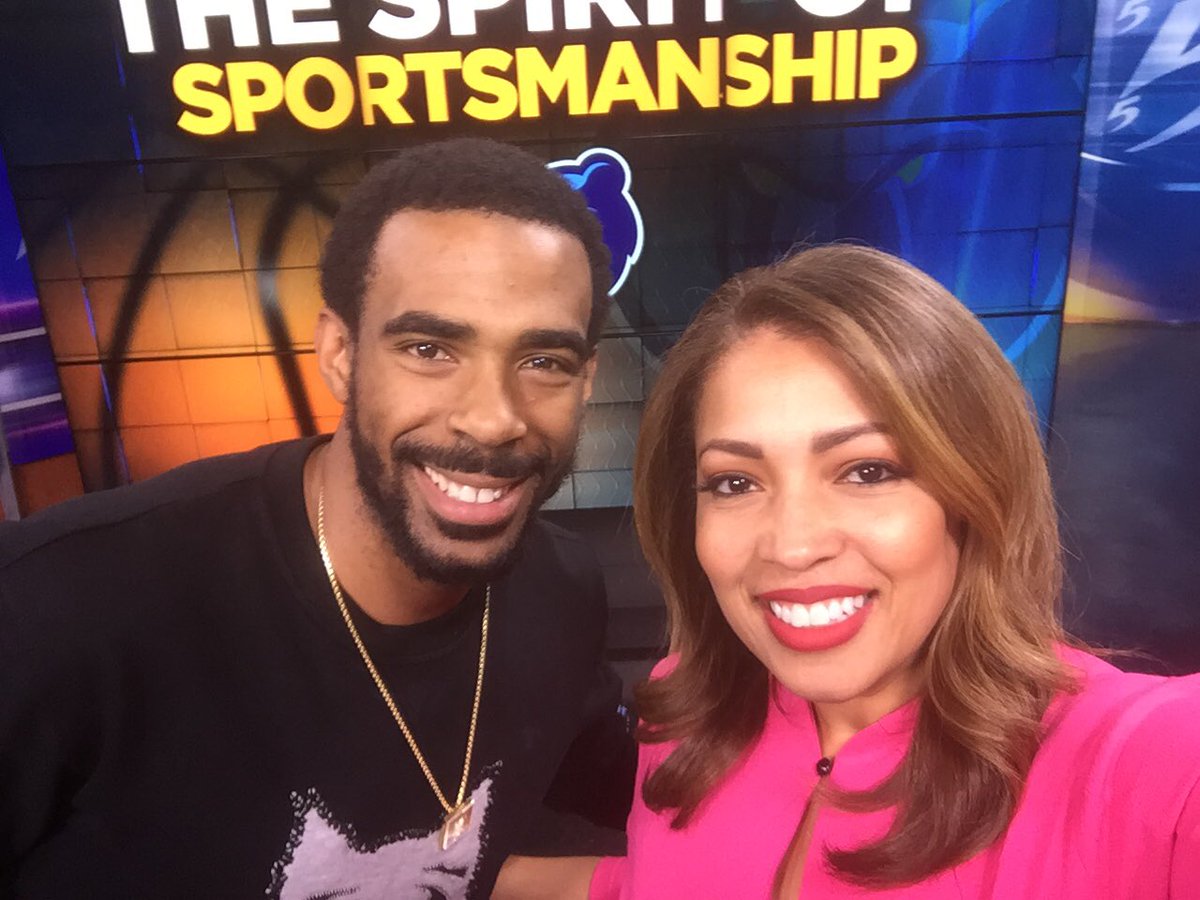 OMG! Took a selfie w/ @MemGrizzlies guard @MConley11. Nicest guy!  Congrats on your award and baby on the way. #WMC5