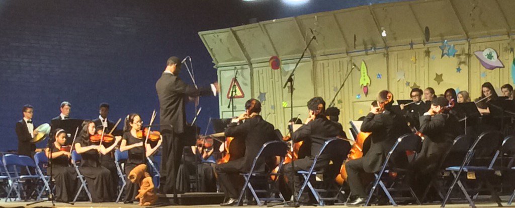 CumberlandCoSch's tweet image. Playing sound track from ET #ccsartsed