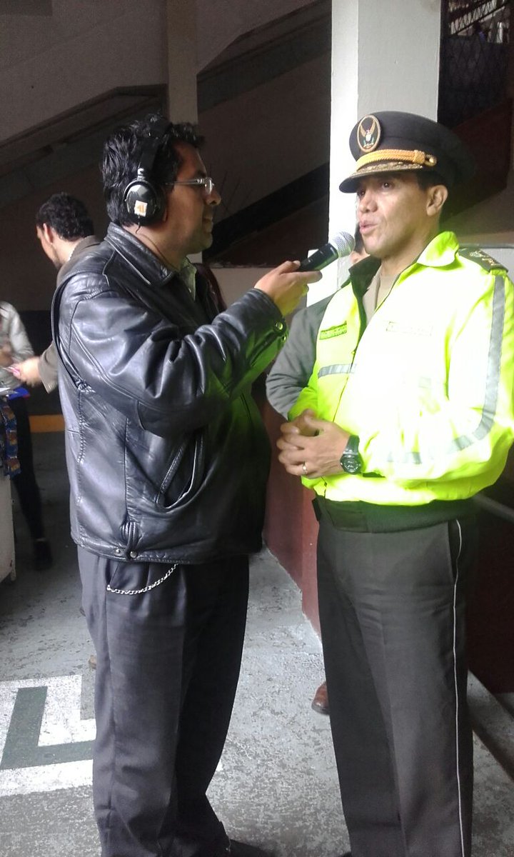 PoliciaEcuador's tweet photo. OJO. #CrnlAlulema #CmdteDMQ supervisa el control del orden y seguridad en #EstadioAtahualpa #FúlbolSinViolencia https://t.co/0myc53cGY3