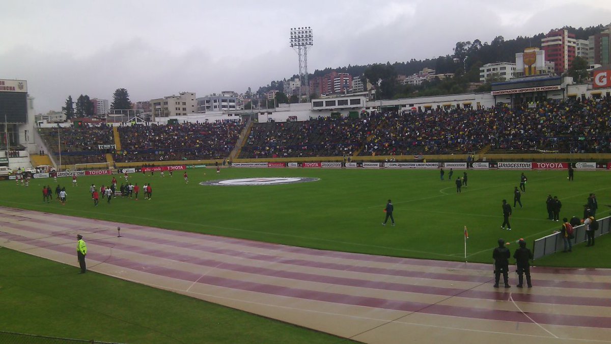 PoliciaEcuador's tweet photo. OJO. #CrnlAlulema #CmdteDMQ supervisa el control del orden y seguridad en #EstadioAtahualpa #FúlbolSinViolencia https://t.co/0myc53cGY3