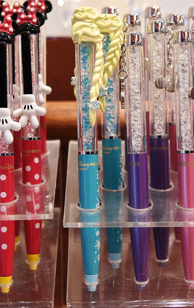 Uzivatel Mezzomikiのディズニーブログ Na Twitteru ディズニーランドのガラスの靴やクリスタルアーツでエルサのボールペンが新発売 価格20円です T Co Vbol7x5jre