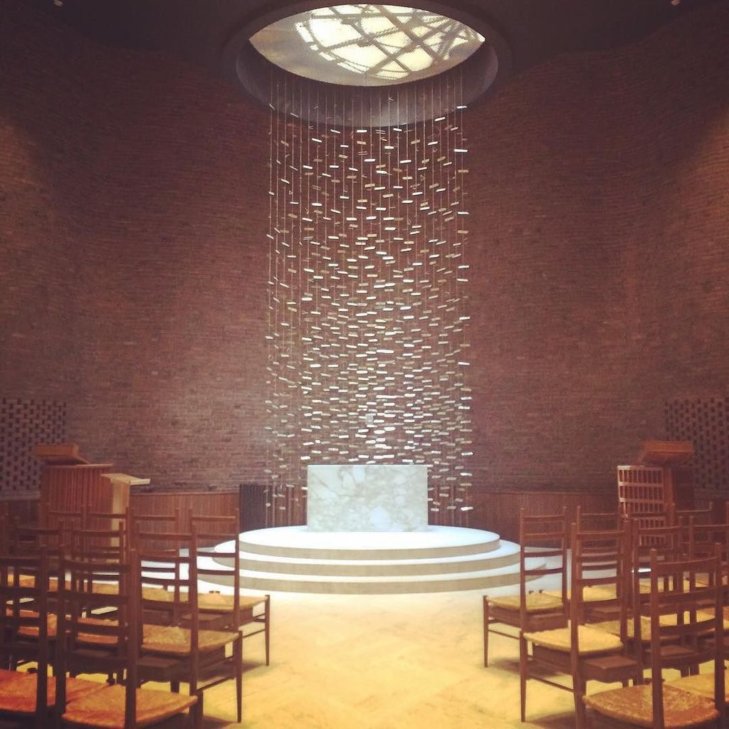 vmquirk's tweet photo. #mitchapel #eerosaarinen #architecture https://t.co/pyJf8oIB7L https://t.co/8JkEHgCa96