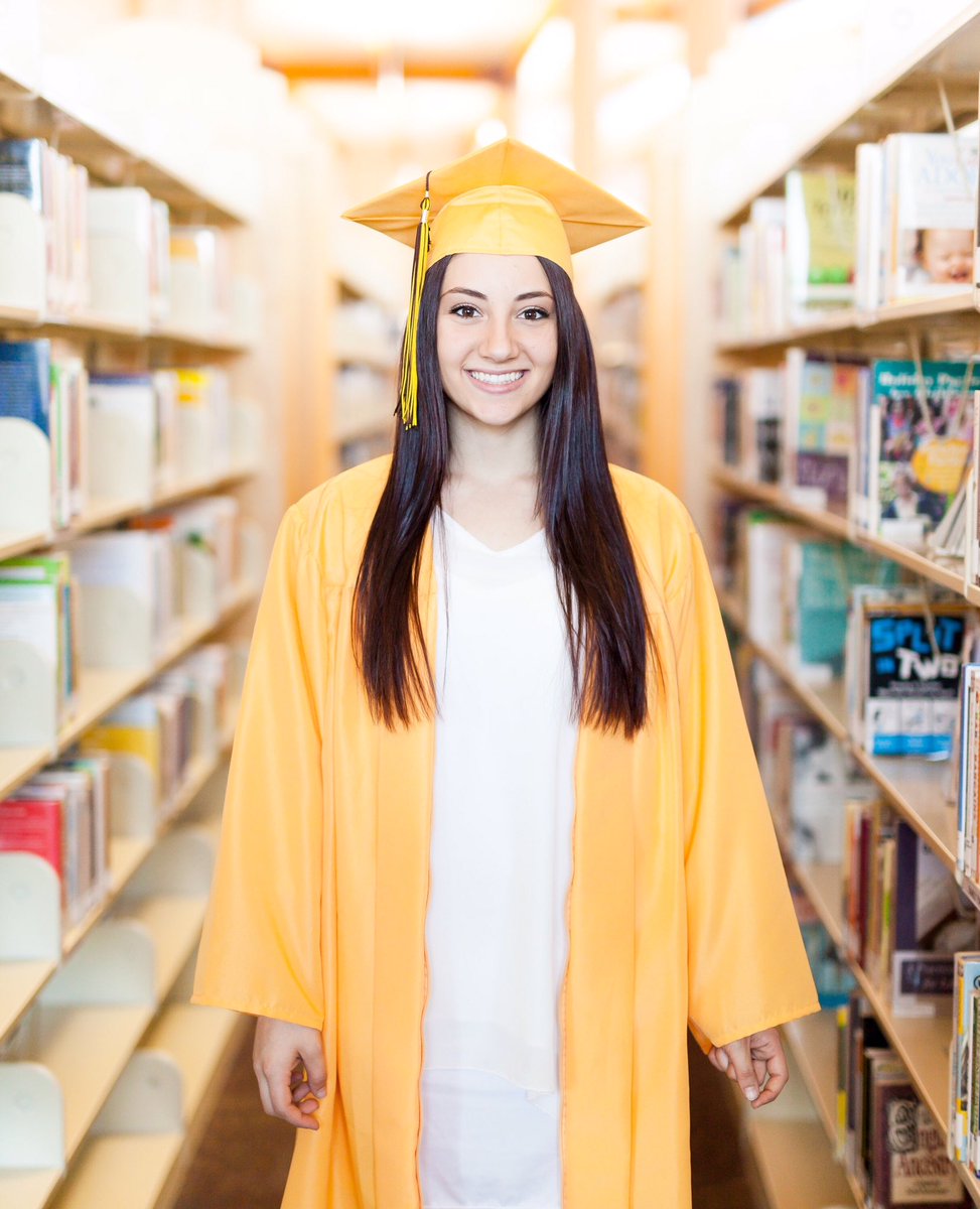 pcheeyyy's tweet photo. Taken awhile ago and finally sharing 😄🎓 I'm awkward I can't help it https://t.co/KrQTwtUxK5