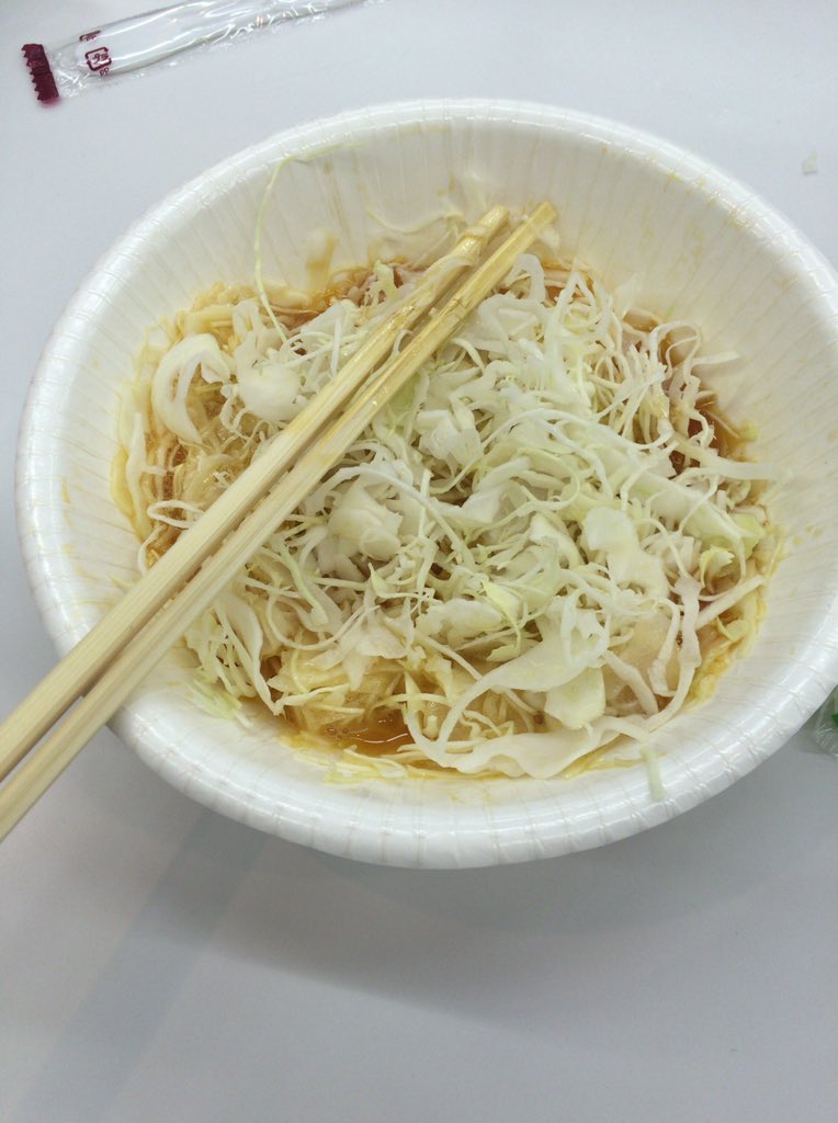 shotaaaa18's tweet photo. しょた'sキッチン 男飯第１弾
「卵かけ千切りキャベツ」 https://t.co/sTTDSG095o