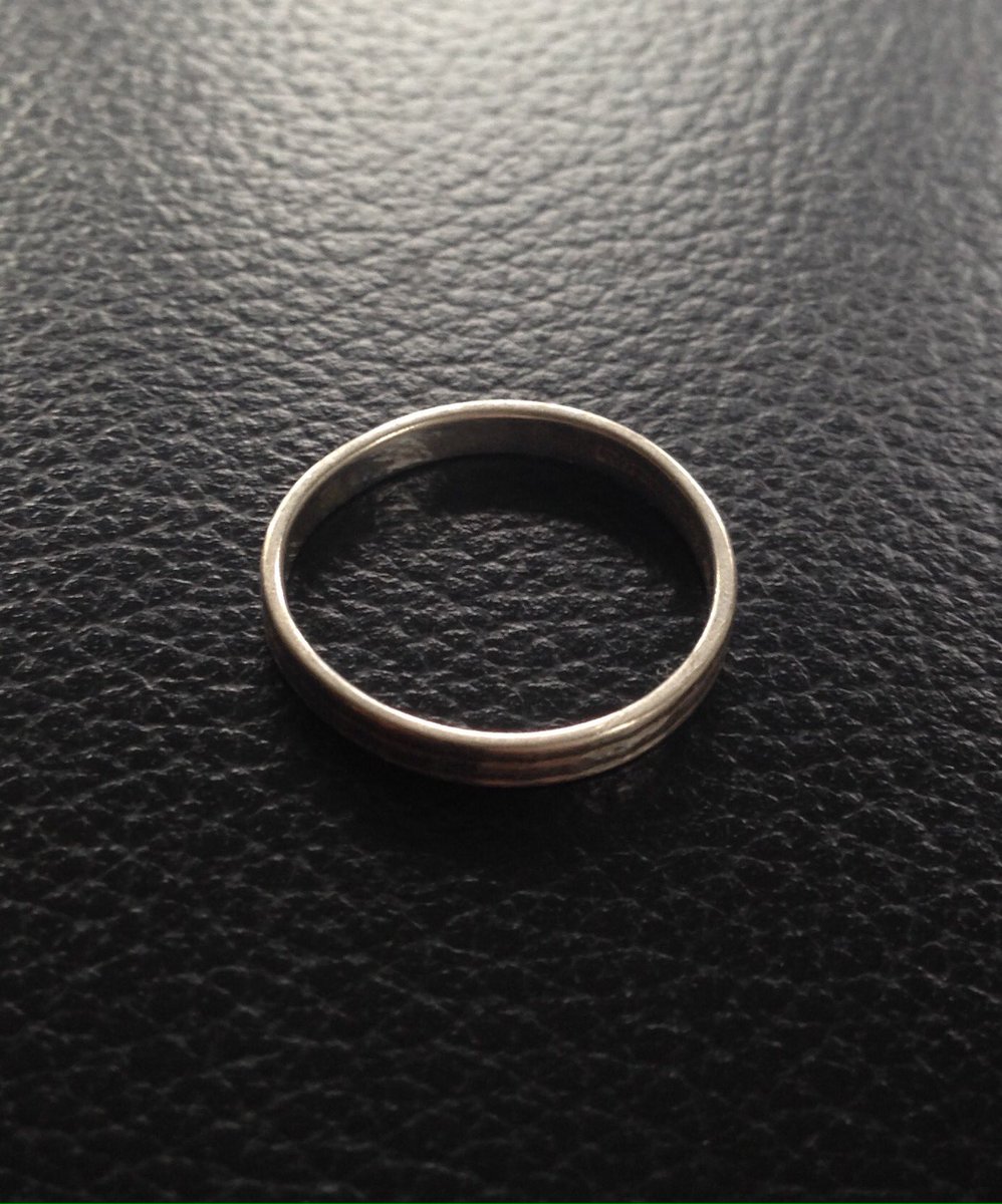 Gevonden op de tennisbaan: zilveren dames ring met inscriptie. Wie o wie?