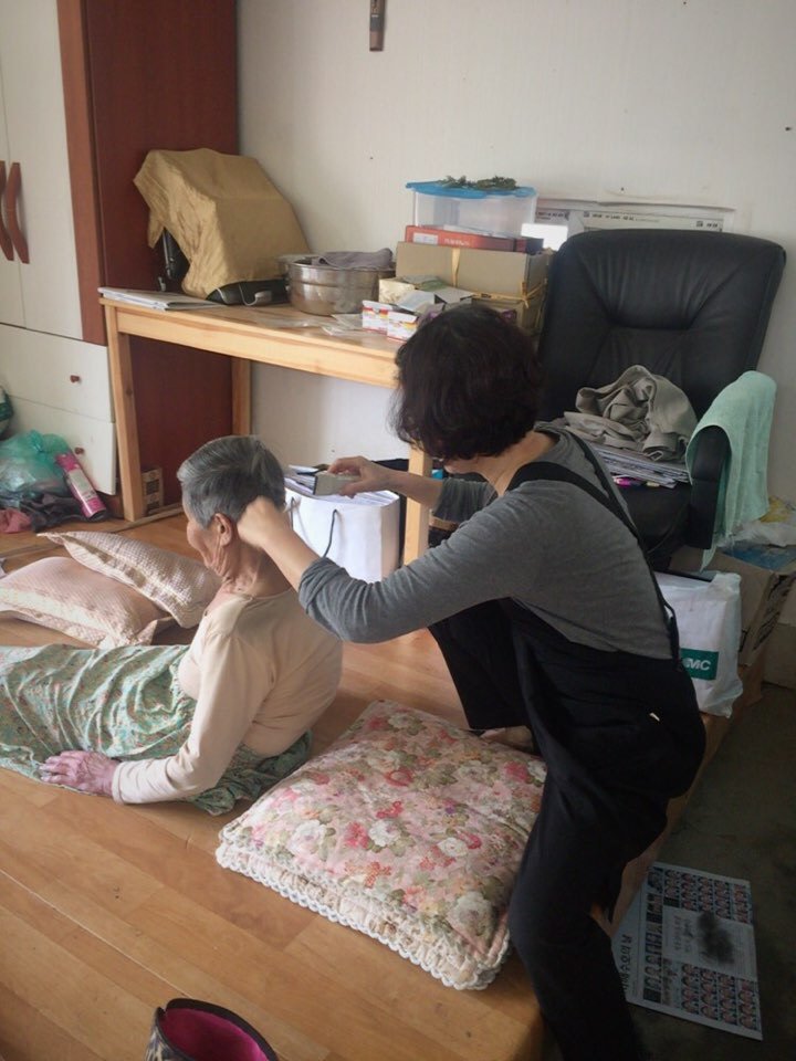 usemin2's tweet image. 판교동 지역사회보장 협의체 위원께서 거동이불편하신  관내  어르신 댁에 방문하여  미용서비스를  제공해주셨습니다. 나누면 행복합니다 :)#성남시