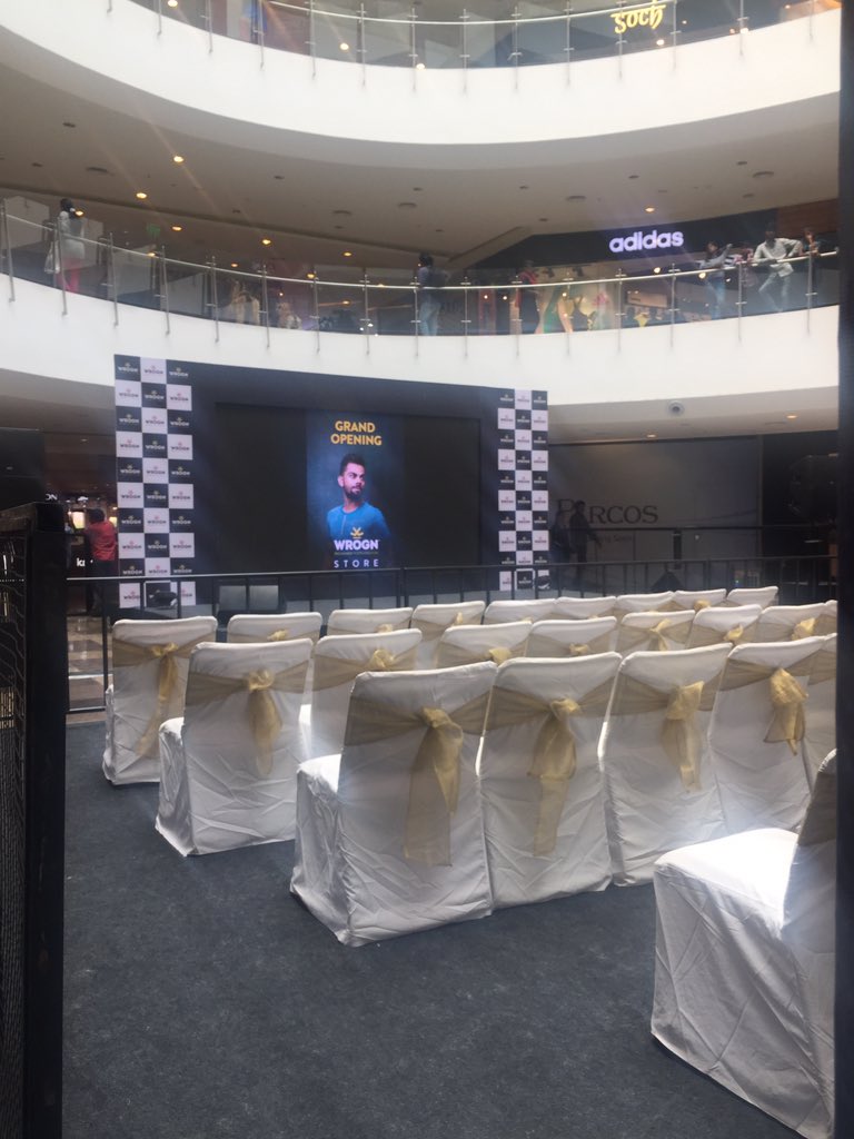 bhavishajoshi's tweet photo. @atredd we are all ready to #welcome #viratkohli @imVkohli #wrogn #Hyderabad #forummall https://t.co/dYSvZZYfzb