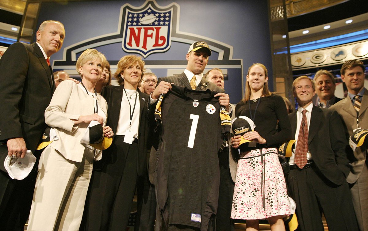 steelers's tweet photo. That time we took @_BigBen7 with the 11th pick in 2004. #TBT #SteelersDraft https://t.co/mfkfjNFUXU