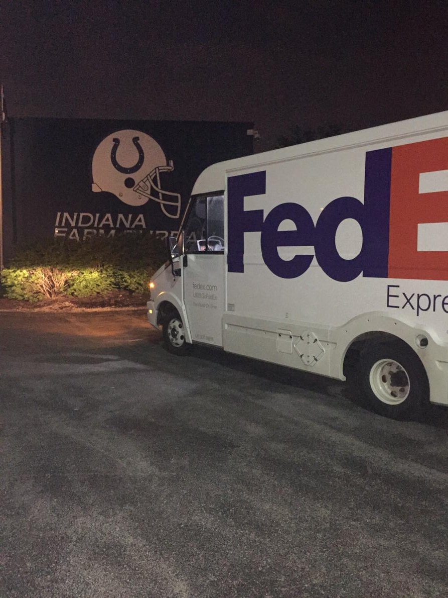 GreggDoyelStar's tweet photo. This is outside Colts facility as their pick approaches. Maybe they're Fed Ex'ing envelope to Chicago. https://t.co/XpIczAWh8F