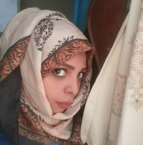 لك حق فـيني وأنت كآمل حقوقي
حآفظك قـلبي دون شعر ومكآتيب

نـبضك سـقآني وارتوت به عروقي
و بكأس حبّك ذقت حلو المشآريب🎶