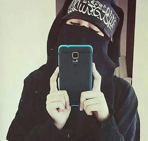 ثق بأن أحدهم في هذا العالم جداً يحبك، ويدعو لك دوماً بظهر الغيب، وقد لا تعرفه ولا يعرفك، فقط لأنك أسديت له معروفاً