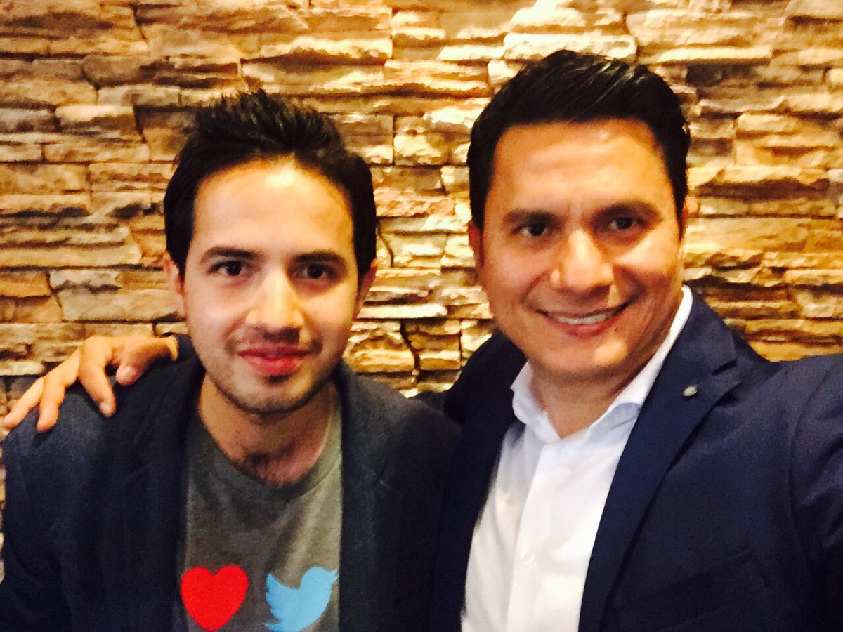 yomariocorona's tweet photo. Con mi amigo @pat_suquet de Twitter México en el #ForoAspac2016 https://t.co/0DM5FV3X3Z