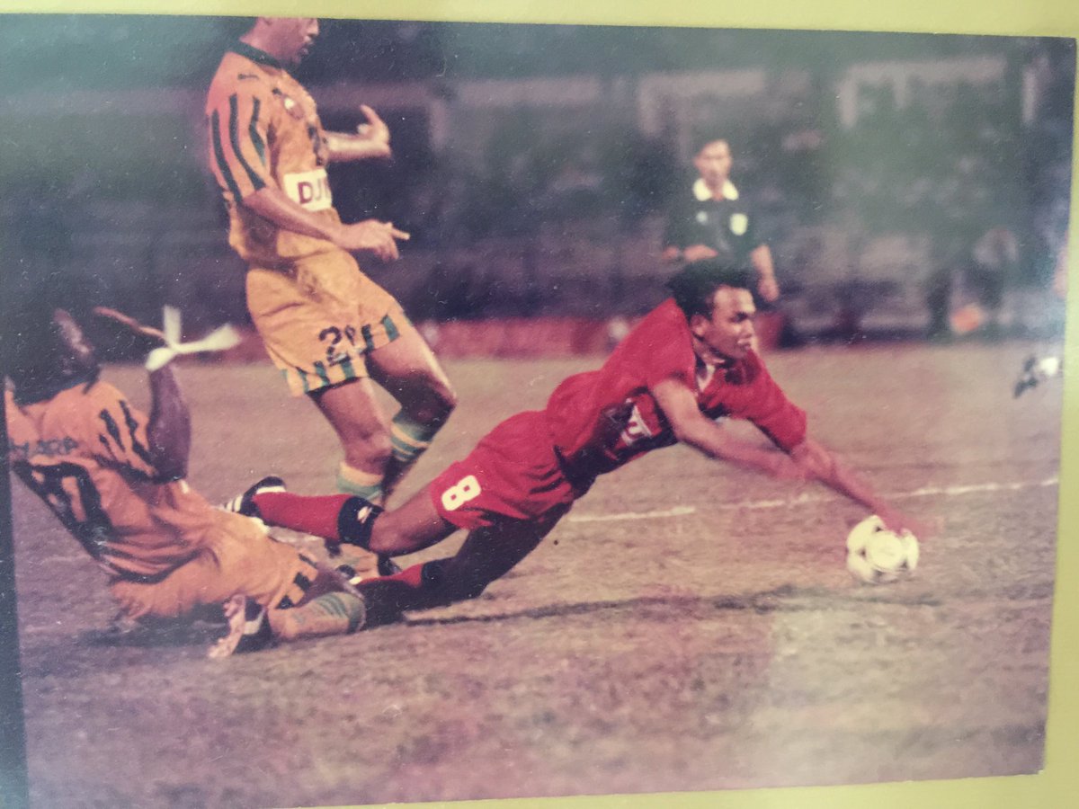 hasnizamuzir's tweet photo. 1993 ini perlawanan pertama aku di Laken ketika bertemu Kedah,jadi bila aku balik esok aku nak JDT menang le #FACup https://t.co/TD5611SH74