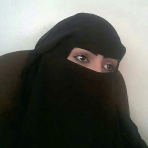 كنت ادور بالحكي شبه اعتذار
ليه  كانت  رغم  جرحي ناكره !

لو كلام الليل .. يمحيه النهار 
ما صحيت وصوتها في الذاكره