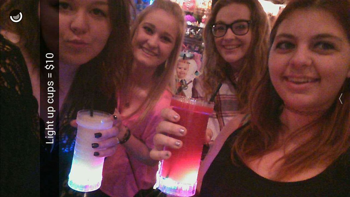 MeyerChyenne's tweet photo. I love these girls. They're so beautiful. And really nice. https://t.co/krn4Assvnt