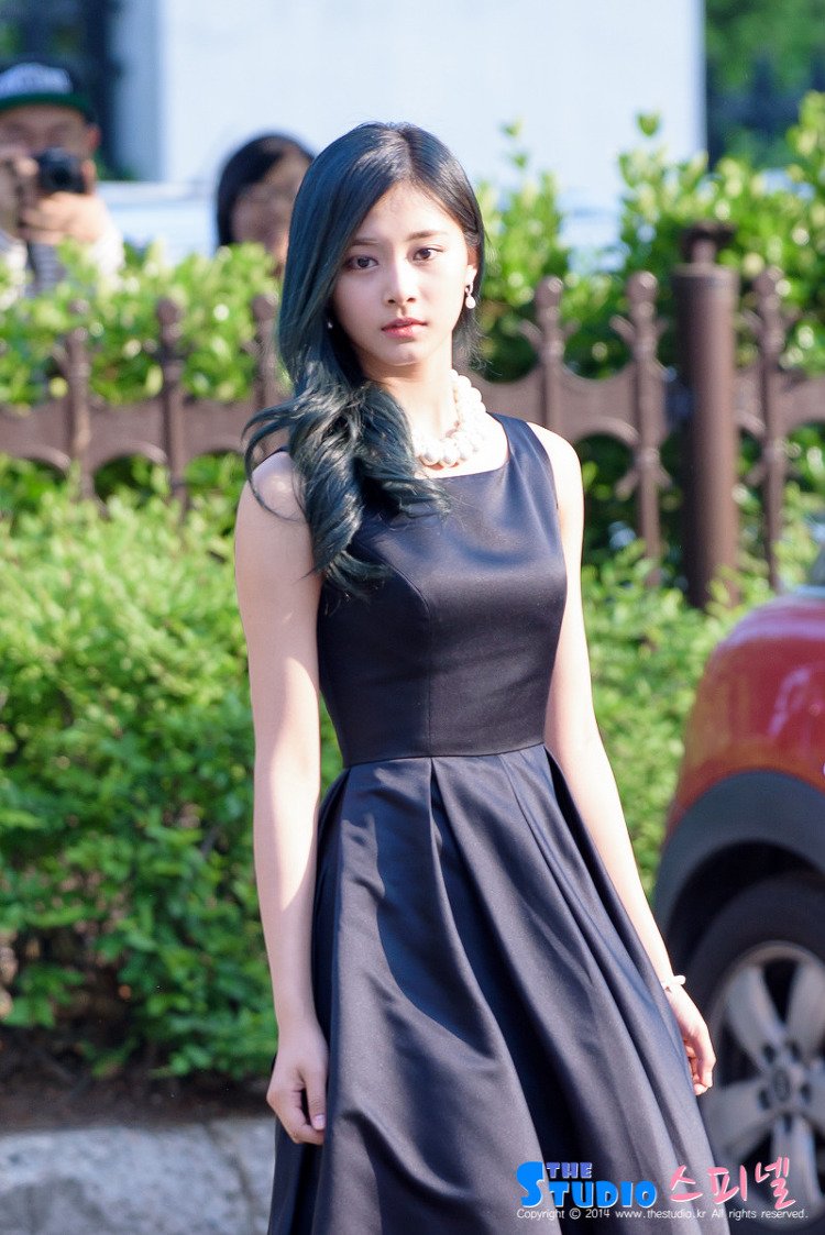 Appreciation 160429 Tzuyu in elegant black dress ...