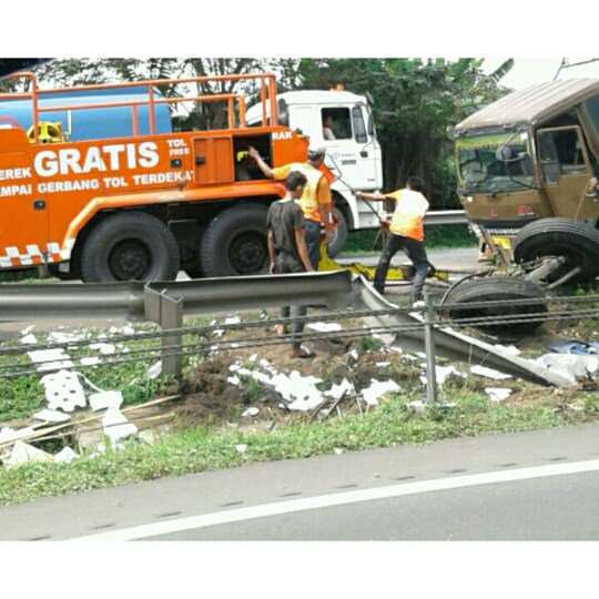fajarbantencom's tweet photo. Kemacetan Terjadi Akibat Kontainer Tabrak Pembatas Tol. https://t.co/ivN1oObiyc https://t.co/b5wCU42OhZ