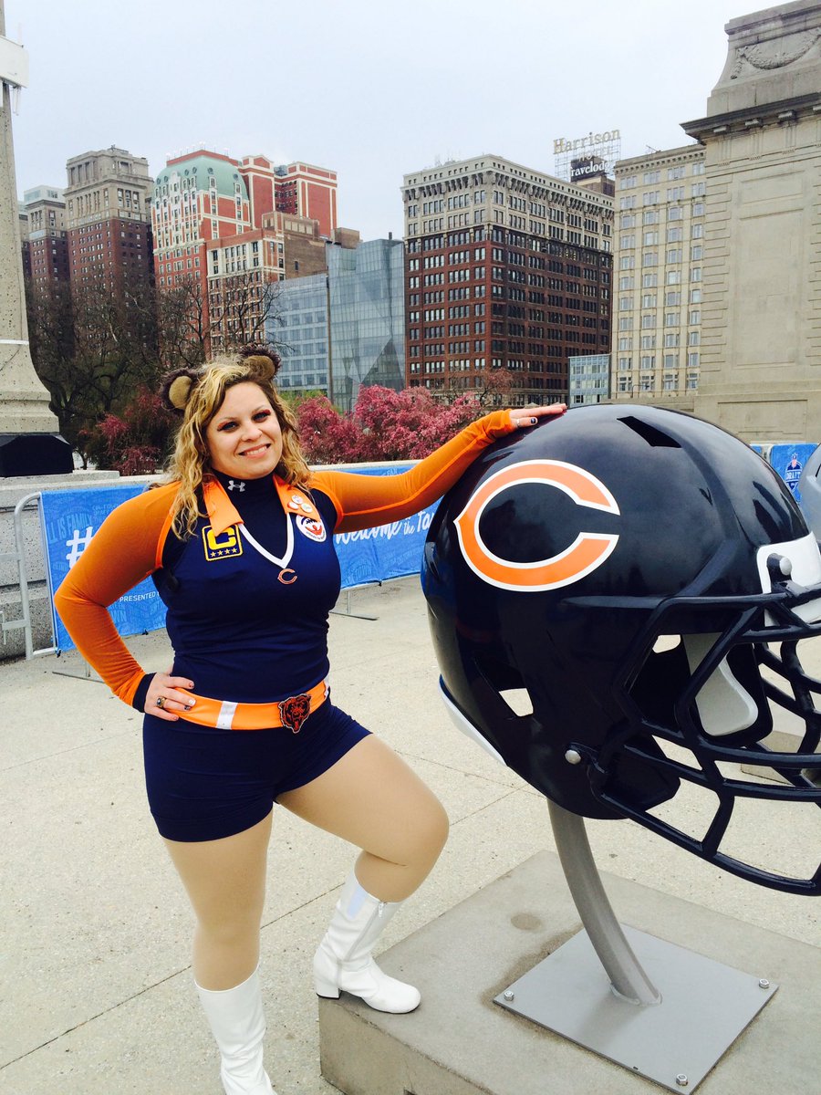 ChiHoneyBear's tweet image. @redeyechicago then there's just me being me LOL #DaDraft #PFUFA