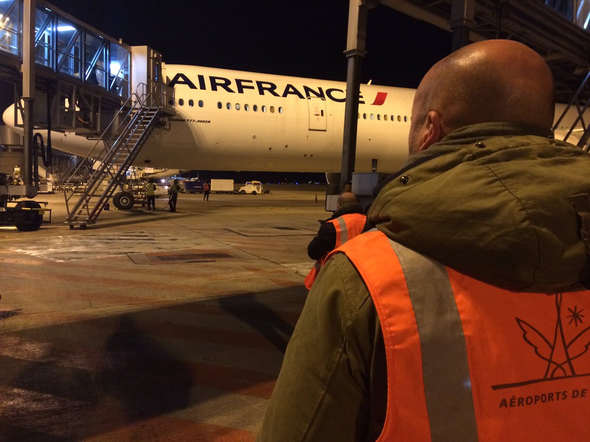 sinamir's tweet photo. @RTLFrance décolle dans 10 min avec #RTLPetitMatin &amp; Stephane Carpentier en direct de #CDG ! Pensée @pascalelaverton https://t.co/FZrBOufW5t