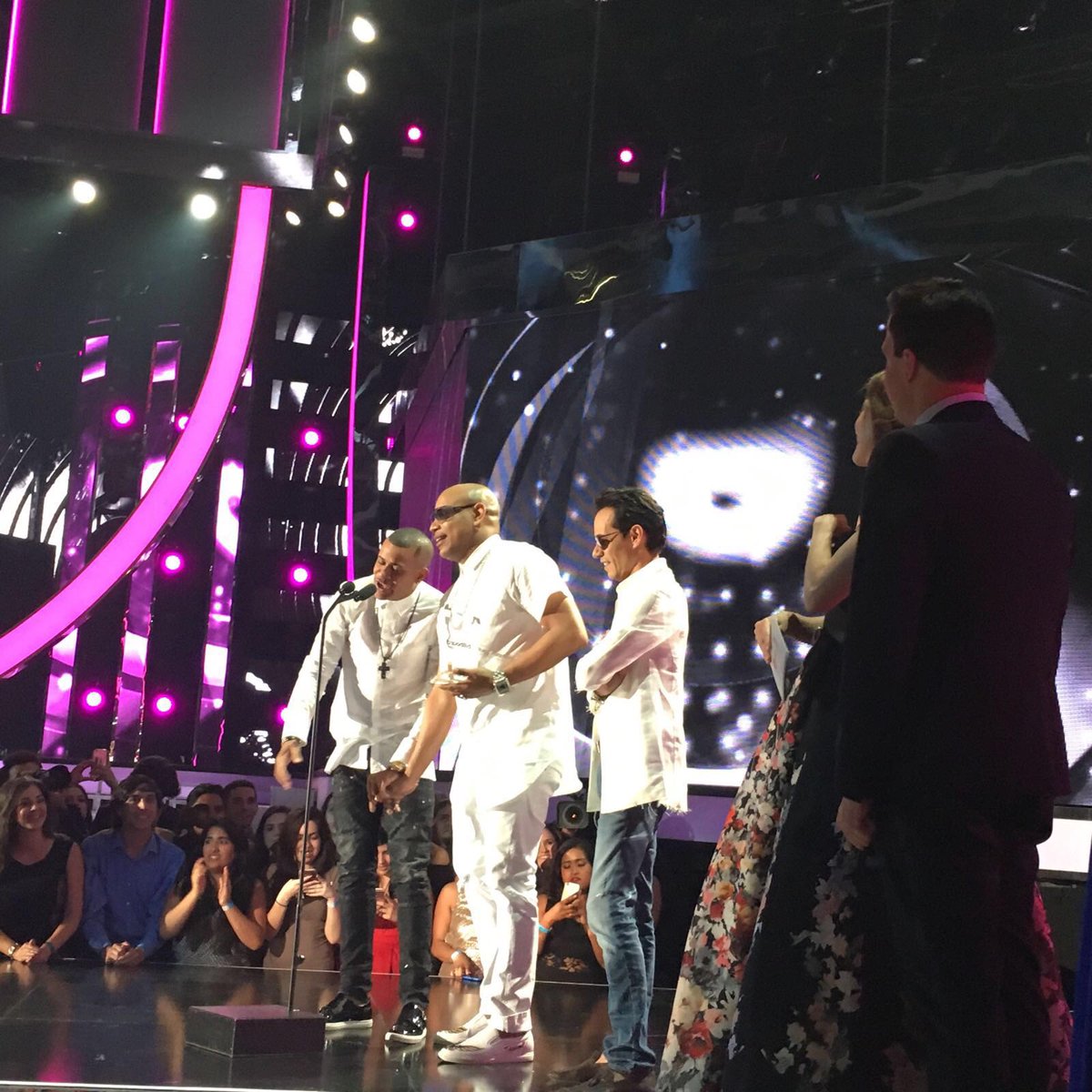 MarcAnthony's tweet photo. La felicidad de este momento la compartimos con ustedes, #MiGente 
#Billboards2016 https://t.co/T5IDnNSuMu