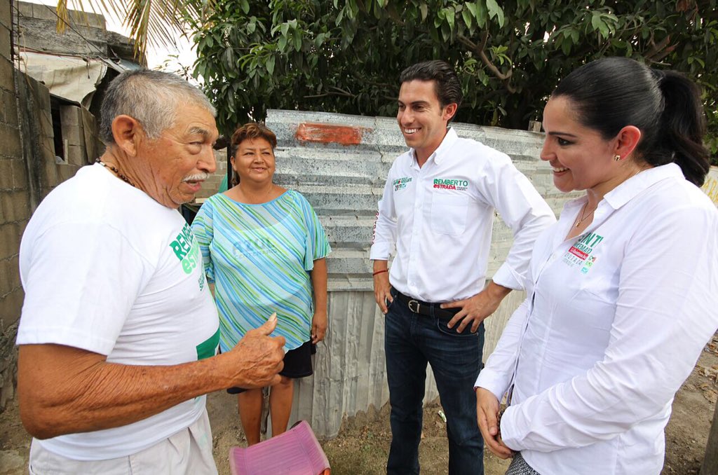 rembertoestrada's tweet photo. Con mis amigos de la Región 227 definimos el trabajo en equipo para mejorar la economía de los hogares cancunenses. https://t.co/v4ieMILbPr