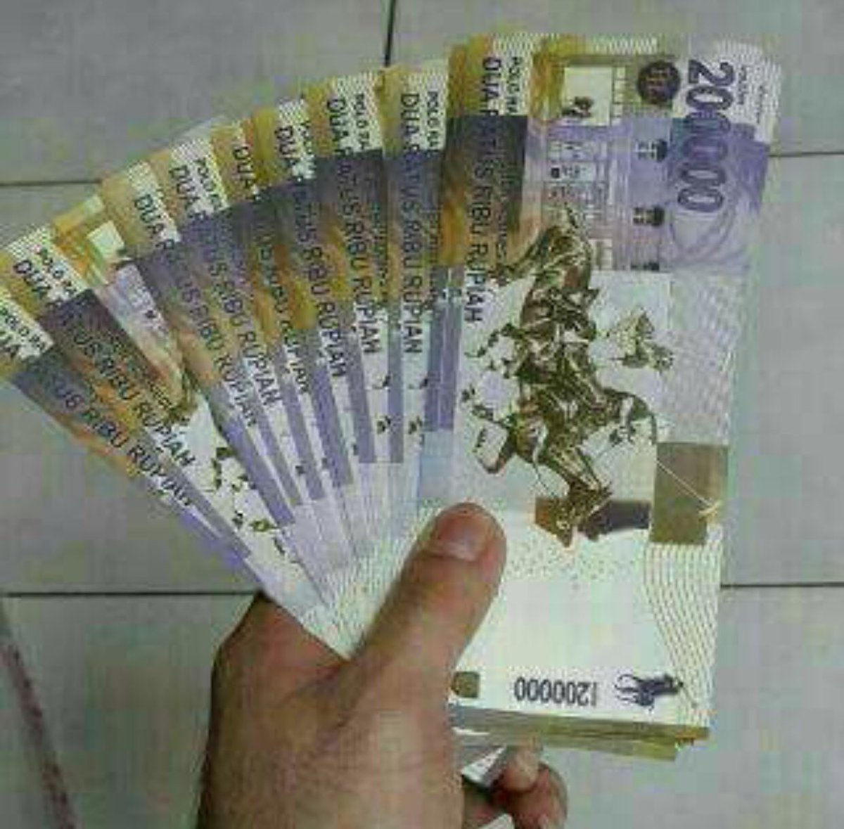Moektito's tweet photo. pecahan uang 200.000 Rupiah, waduhhh https://t.co/1OvYRwXRvy