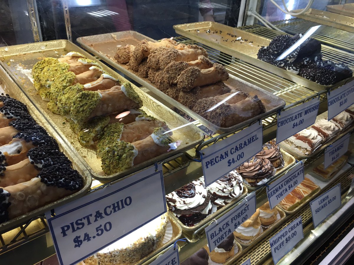 EmilyWORDWeaver's tweet photo. Look at all of these cannolis @MikesPastry! I must be in Heaven. #BostonAdventure https://t.co/NiBWngesUb