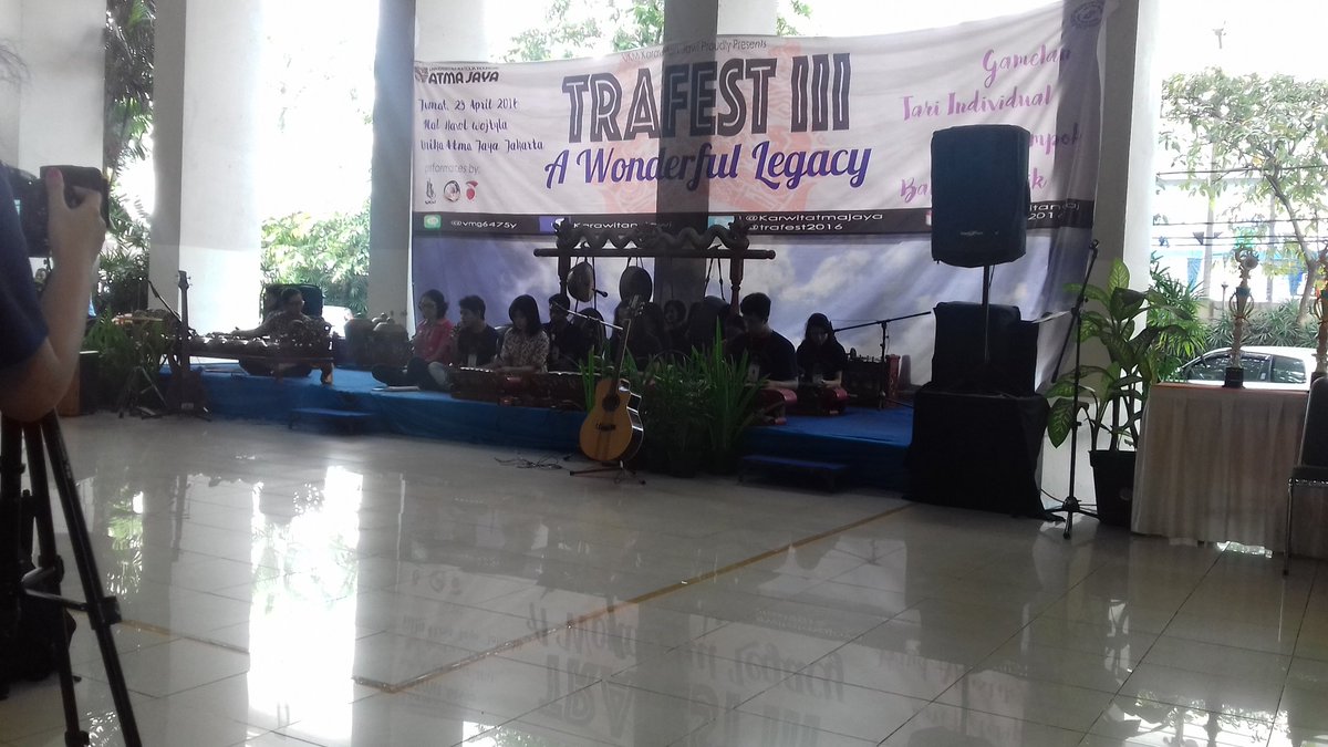 TRAFEST2016's tweet photo. [UPDATE LOMBA TRAFEST III 2016]
Penampilan seni Karawitan Jawi (Gamelan) dari UKM Karawitan Jawi😊
#TRAFEST2016 https://t.co/ZA6krbRda7
