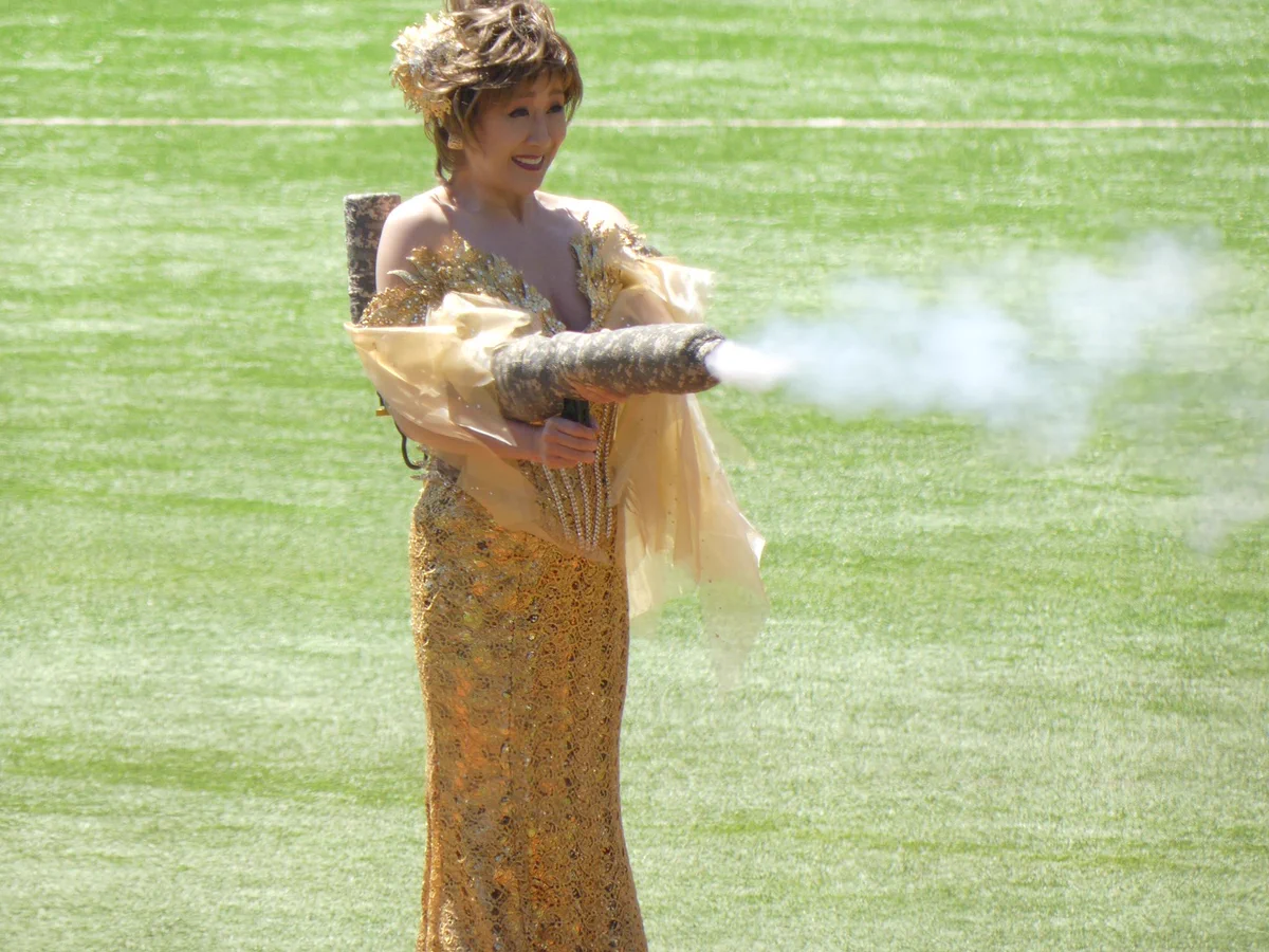 ラスボス小林幸子、始球式にて球速９９９キロをマークwww