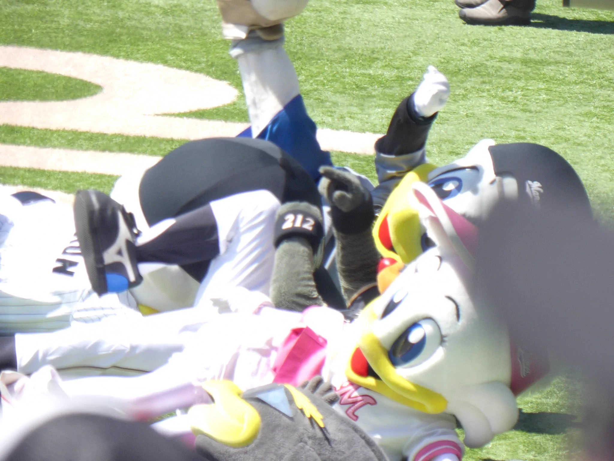 ラスボス小林幸子、始球式にて球速９９９キロをマークwww