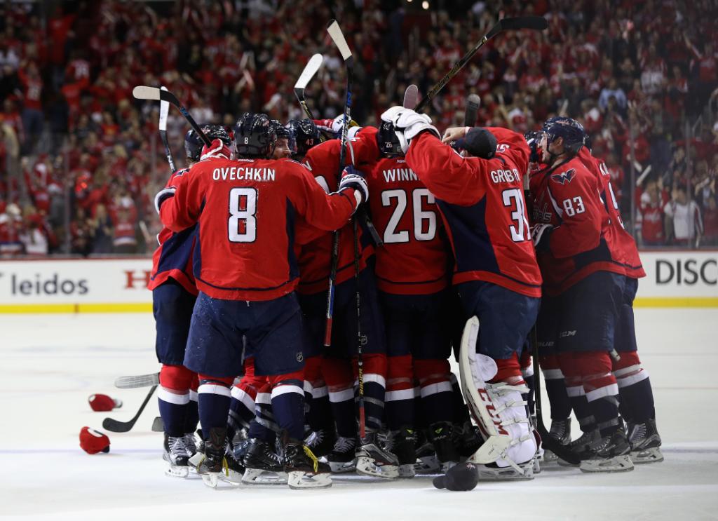 NHL's tweet photo. FINAL (OT): @washcaps (4) - @penguins (3)
Recap: https://t.co/6L8wa29sjq
WSH leads 1-0
#WSHvsPIT #StanleyCup https://t.co/8Yjcwc77Ke