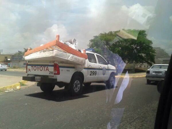 carlose34's tweet photo. DESCARO NIVEL MASTER PRO!!! Durante saqueos en San Félix, la PNB aprovechó para cargar con lo suyo... Qué desgracia! https://t.co/QaemWYxUsV