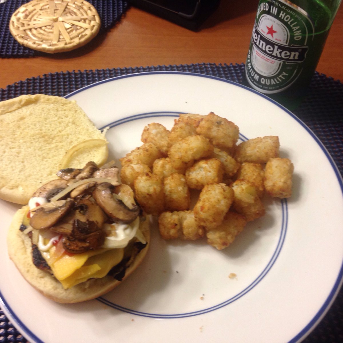 MenWhoCook78's tweet photo. Burger time lets not forgot the onions and babby bellas https://t.co/jvVXcrvCVW
