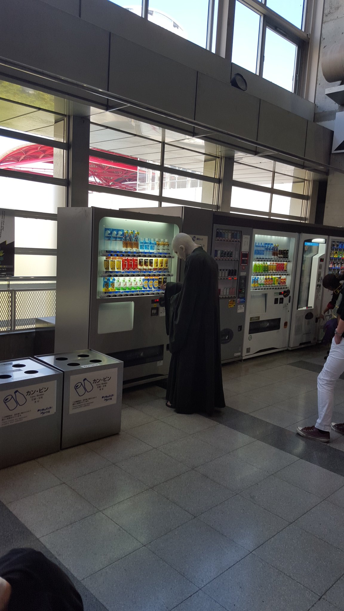 自動販売機に恐ろしいコスプレをした人がいた これは怖い 話題の画像プラス 自動販売機に恐ろしいコスプレをした人がいた これは怖い 話題の画像プラス