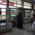 自動販売機に恐ろしいコスプレをした人がいた...これは怖い!