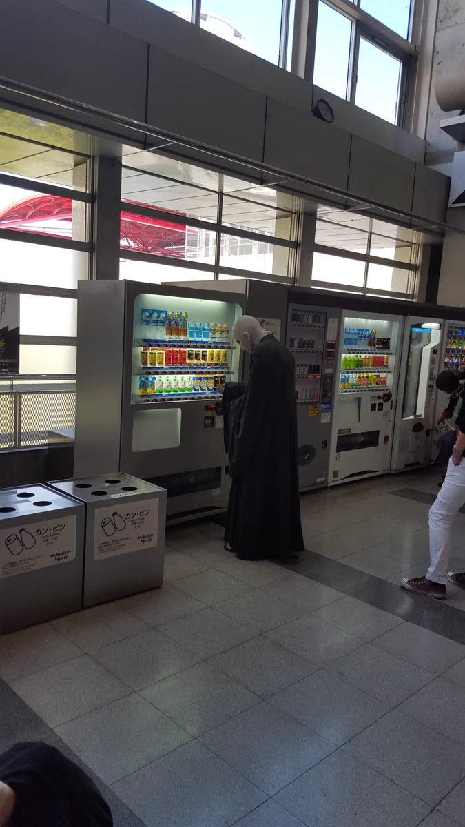 自動販売機に恐ろしいコスプレをした人がいた...これは怖いwww