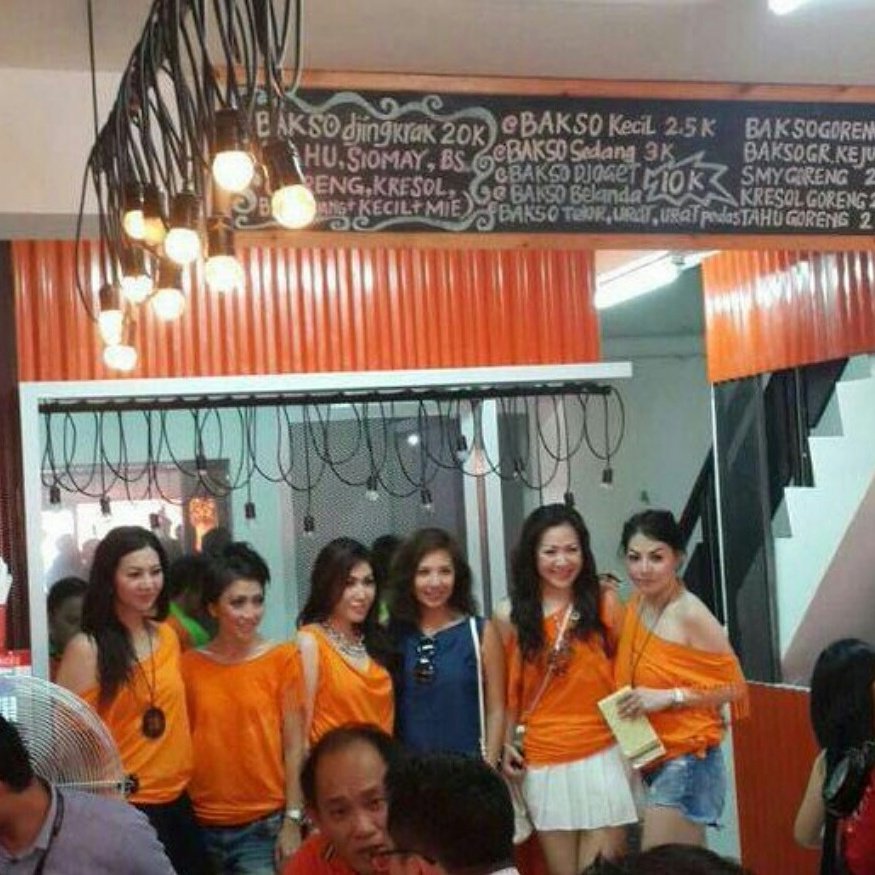 kepoinjakarta's tweet photo. Dimana lagi makan baso dilayani wanita cantik >> https://t.co/NDmFCUP2xF #kuliner #BaksoDjingkrak #kepoinjakarta https://t.co/W5H2vfsuvn