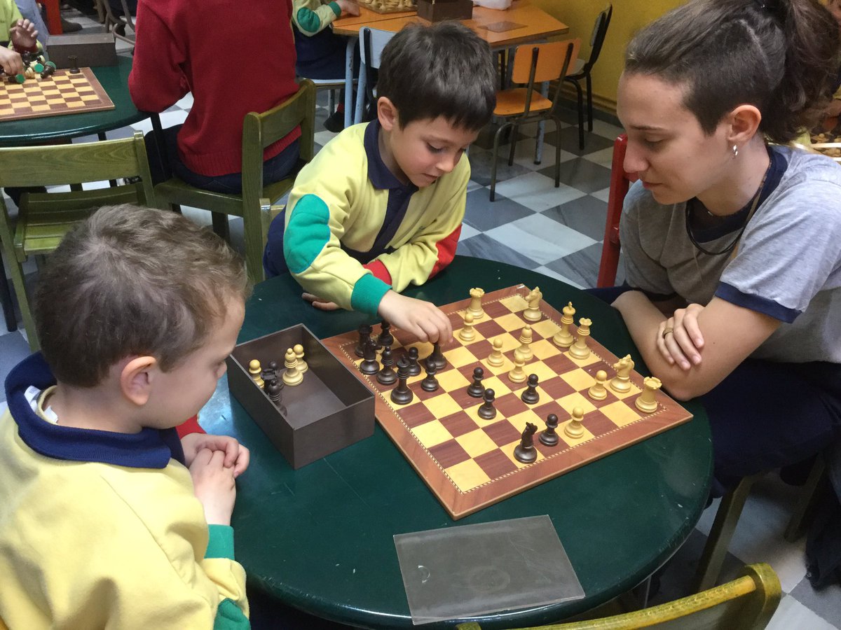 natzaretesplu's tweet image. Una altre activitat fantàstica, competim amb els de Batxillerat #chessinaction