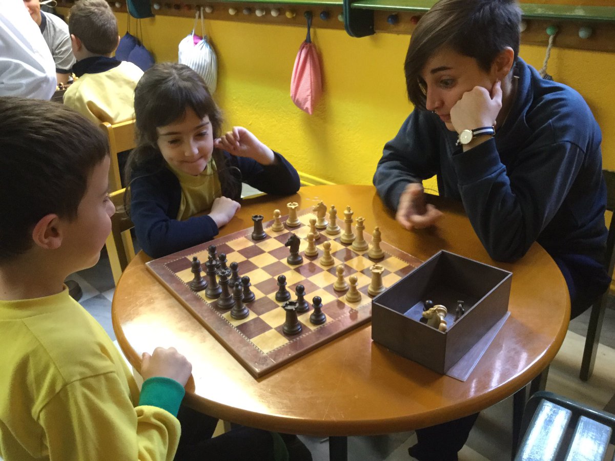natzaretesplu's tweet image. Una altre activitat fantàstica, competim amb els de Batxillerat #chessinaction