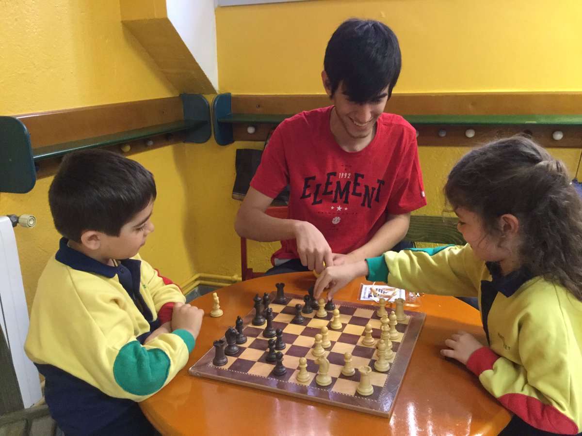 natzaretesplu's tweet image. Una altre activitat fantàstica, competim amb els de Batxillerat #chessinaction