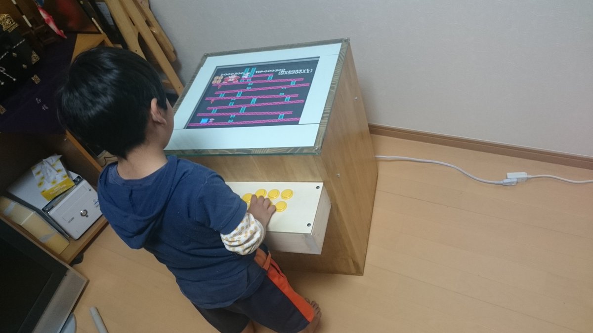 Twitter पर 眼鏡友の会 E C 自作テーブル筐体 二度塗り完了 前よりはいい色になった気がする そしてファミコン仕込み 小僧も夢中です