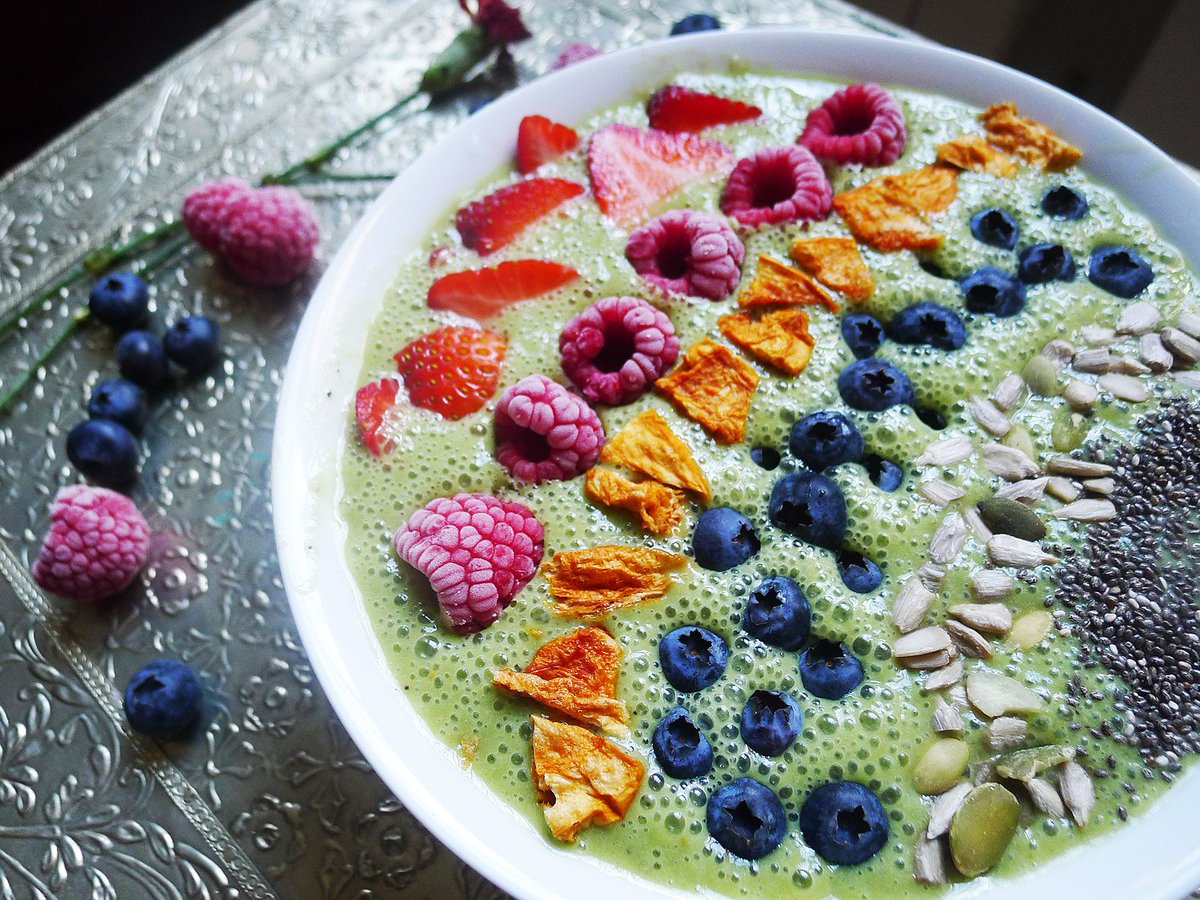 TheGreenFuelMad's tweet photo. Brillante, nutritivo, limpio y sano - Receta smoothie bowl de té matcha en el blog :) #TGIF
https://t.co/4cKc0TbfHq https://t.co/WVJqIC6YpR