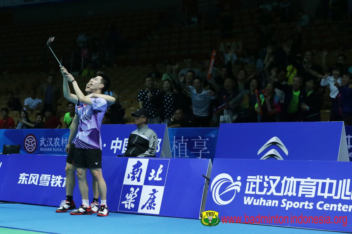 BadmintonNow's tweet photo. Kevin/Gideon aja fotonya pake dirangkul kak @TQholic. Idolamu yg fotonya begini ada kak? 😘 

Hahaha 🏃💨🏃💨🏃💨 https://t.co/g0LNzabzzb